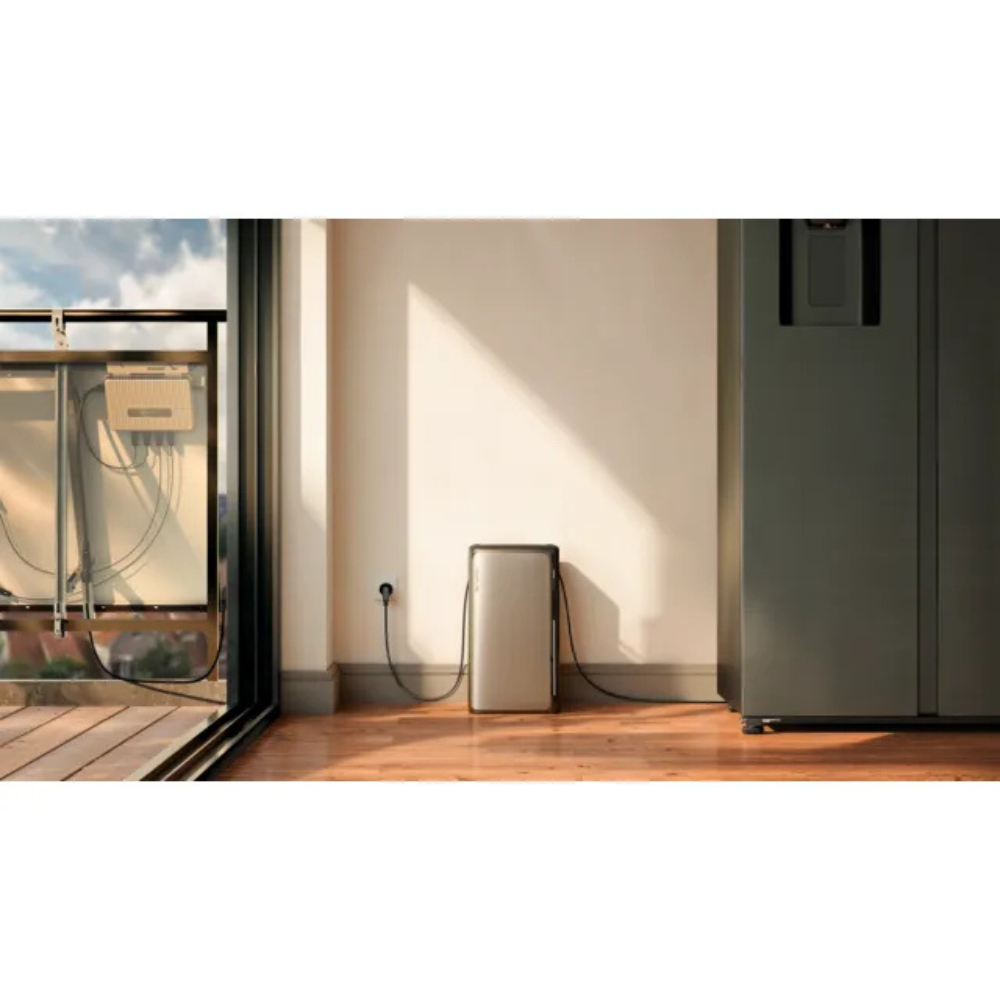 Com a bateria de armazenamento EcoFlow Stream AC, podes guardar o excedente de energia solar de forma eficiente e utilizá-lo sempre que necessitares. Estão disponíveis duas versões: a Stream AC, ideal para armazenar a energia solar produzida durante o dia e utilizá-la em casa à noite — embora funcione apenas quando ligada à rede elétrica. Já a Stream AC Pro permite alimentar dispositivos mesmo sem ligação à rede, seja durante falhas de energia ou em locais sem fornecimento elétrico. Assim, torna-se a escolh