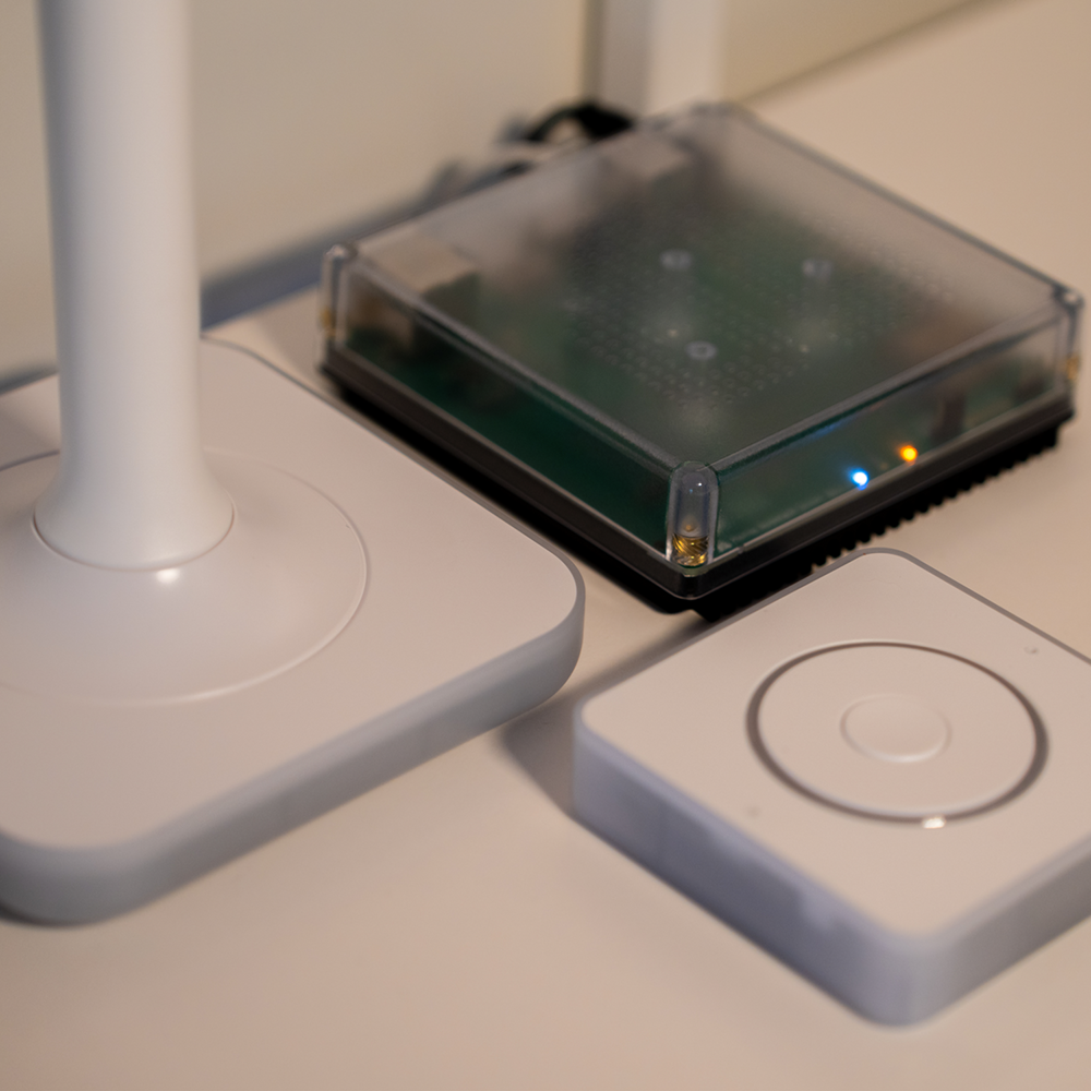 O Home Assistant Connect ZWA-2 é uma antena Z-Wave USB de alto desempenho, projetada para conectar dispositivos Z-Wave ao Home Assistant de forma confiável e eficiente. Equipado com chipset Z-Wave série 800 e suporte para Z-Wave Long Range*, oferece maior alcance, comunicação estável e melhor autonomia para dispositivos alimentados por bateria.