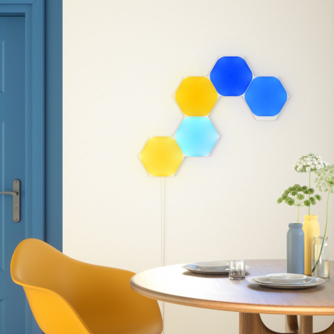 Crie ambientes únicos com o Kit de Luz Inteligente Nanoleaf Shapes Hexágonos, com 5 painéis controláveis por WiFi e efeitos sincronizados com som.