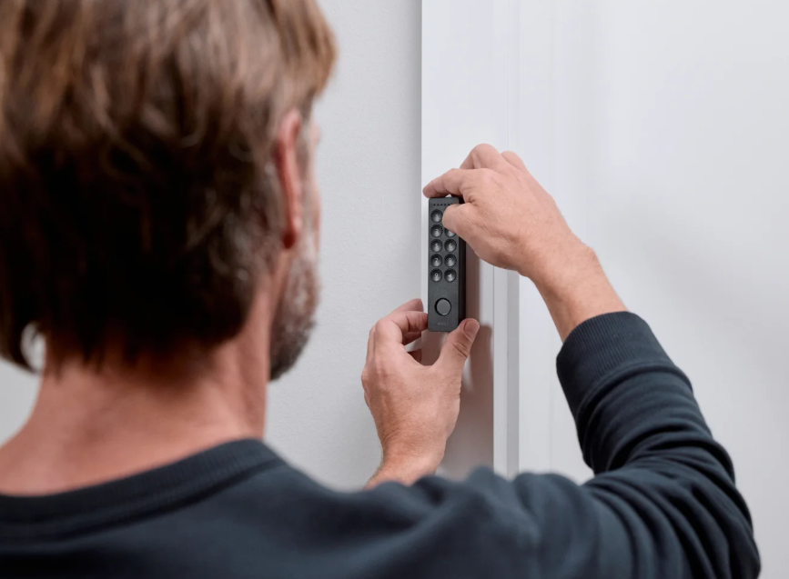Conheça o Nuki Keypad 2 NFC, um dispositivo de controlo de acesso feito para abrir tua porta de forma rápida e segura, sem necessidade de chave.