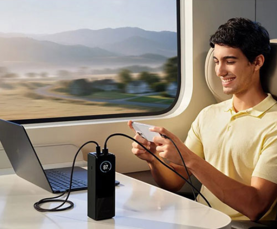 O EcoFlow Rapid 25000mAh é um powerbank de alta performance desenvolvido para quem precisa de energia rápida, potente e fiável em qualquer lugar. Com uma potência total de até 170 W, é capaz de carregar simultaneamente portáteis, smartphones, tablets e outros dispositivos, sendo ideal tanto para uso profissional como para viagens.