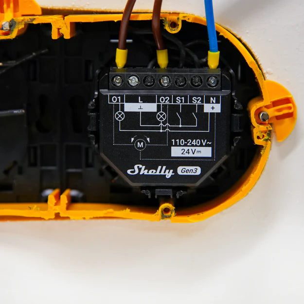 O Shelly 2PM Gen3 é um interruptor inteligente de 2 canais com medição de potência e controlo de cobertura via Wi-Fi.