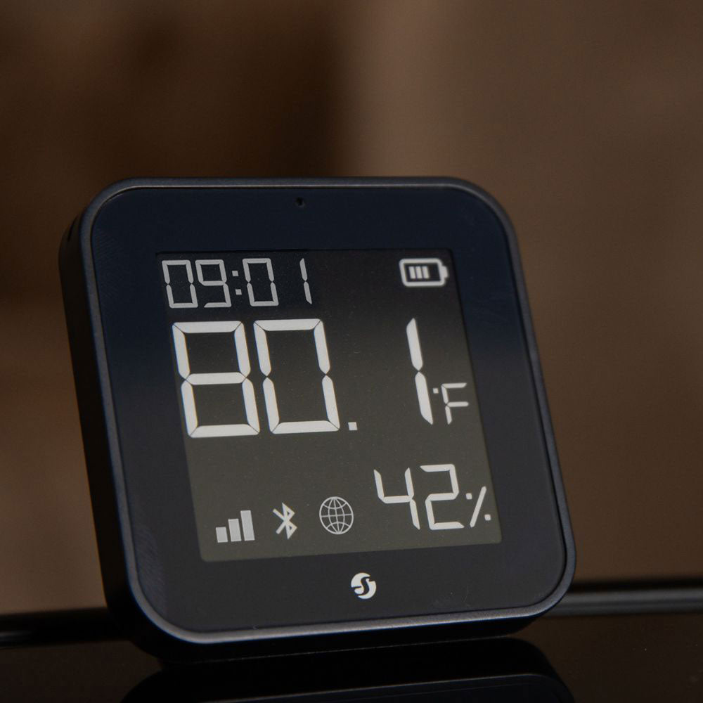 Shelly BLU H&T Display ZB Noir — capteur intégré dans un environnement décoratif moderne