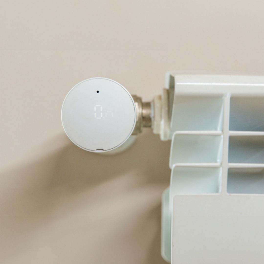 Válvula inteligente para radiador operada por Bluetooth e Wi-Fi, oferecendo controlo preciso da temperatura e integração com casas inteligentes.