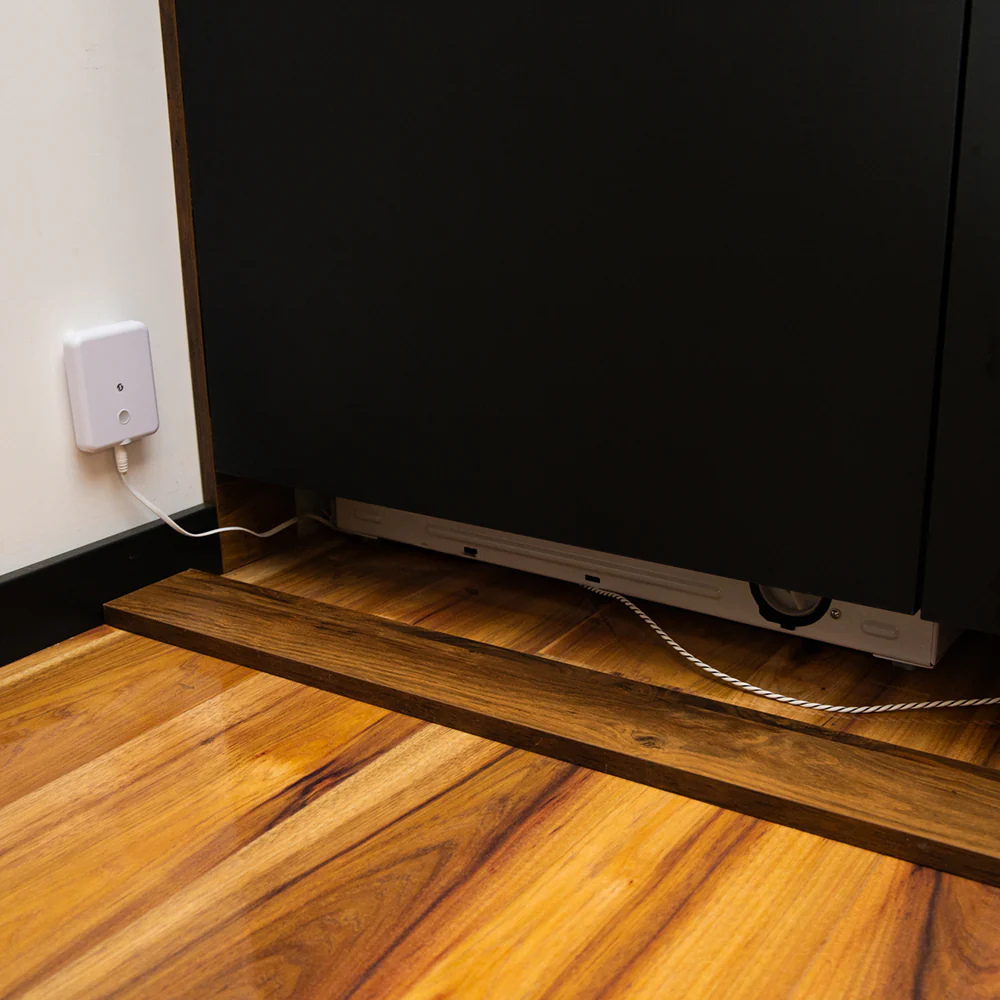 O Shelly Flood Gen4 é um sensor inteligente que deteta fugas de água no exato momento em que acontecem, permitindo-lhe agir de imediato e evitar danos maiores. Assim que ocorre uma intrusão de água, recebe alertas instantâneos no seu dispositivo móvel ou no sistema de automação residencial, sem complicações.