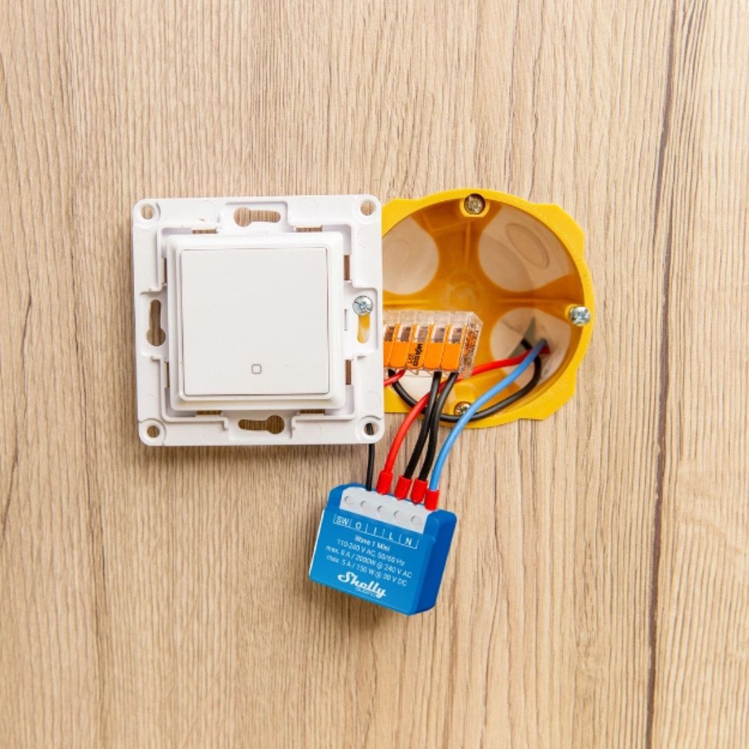 Transforma qualquer dispositivo num aparelho inteligente e controla-o remotamente com este módulo compacto e eficiente. Compatível com SmartStart e hubs Z-Wave.