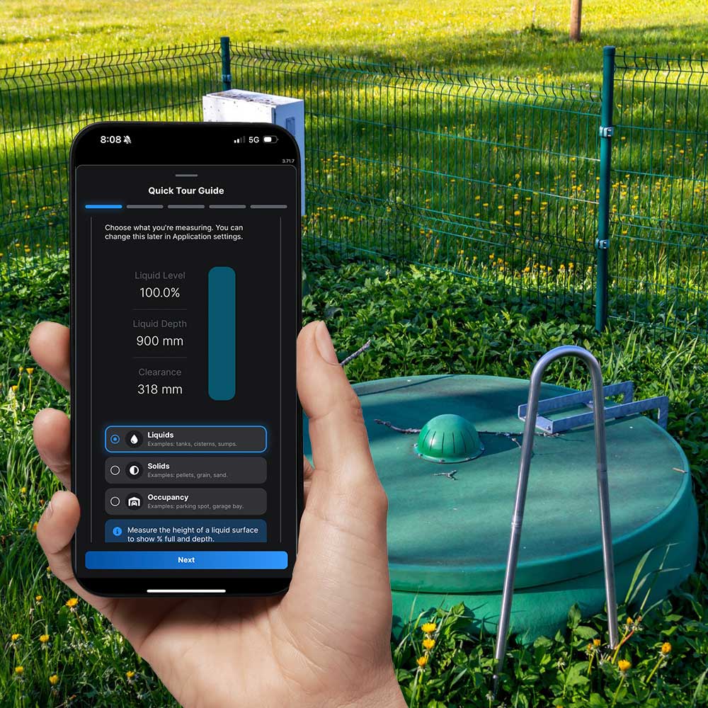 O Shelly BLU Distance é um sensor Bluetooth inteligente alimentado por bateria, equipado com tecnologia ultrassônica para medições precisas de distância e nível, incluindo líquidos e sólidos.