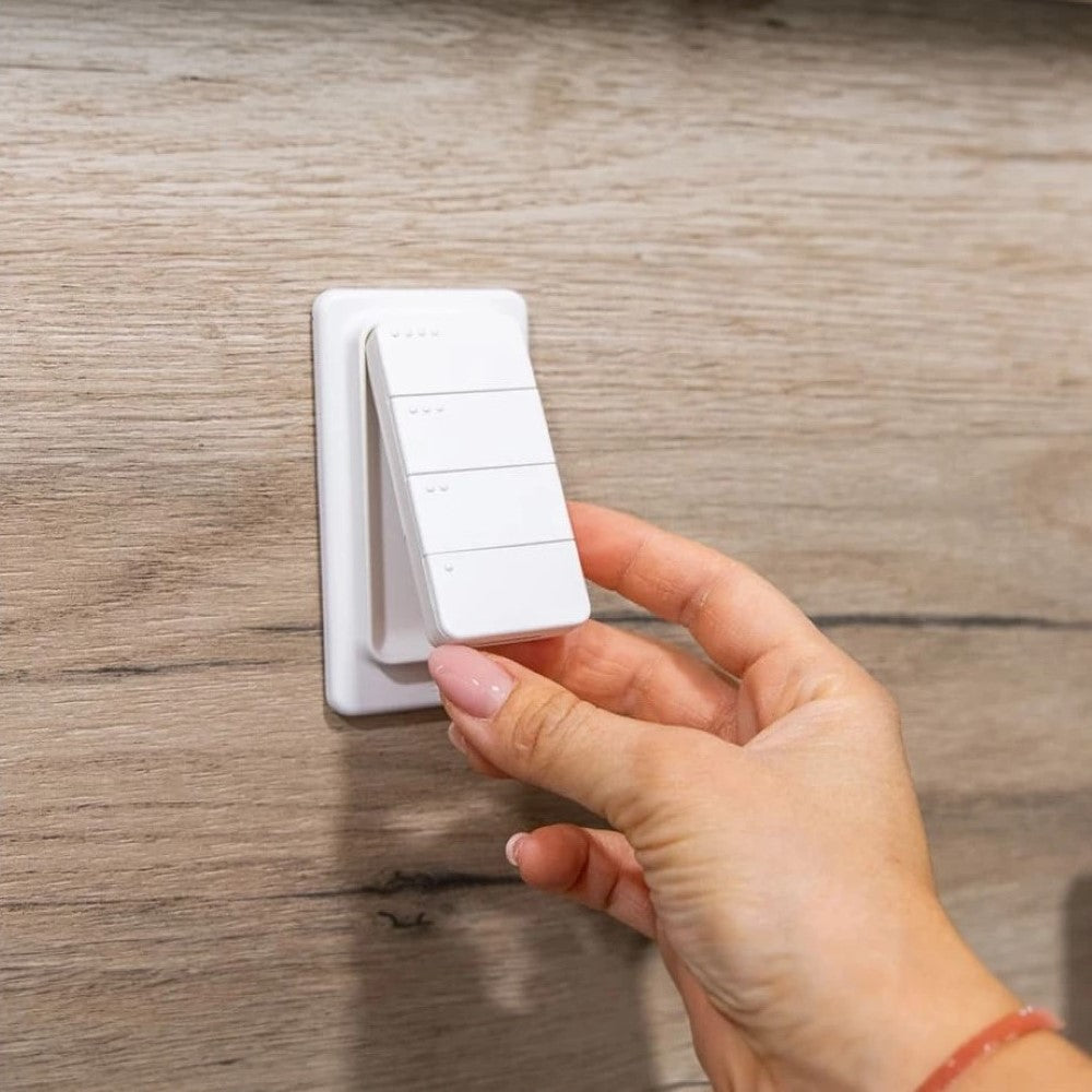 O Shelly BLU RC Button 4 ZB é um comando remoto inteligente e sem fios, equipado com quatro botões programáveis, desenvolvido para acionar cenas, automatizações e dispositivos de forma rápida e intuitiva. 