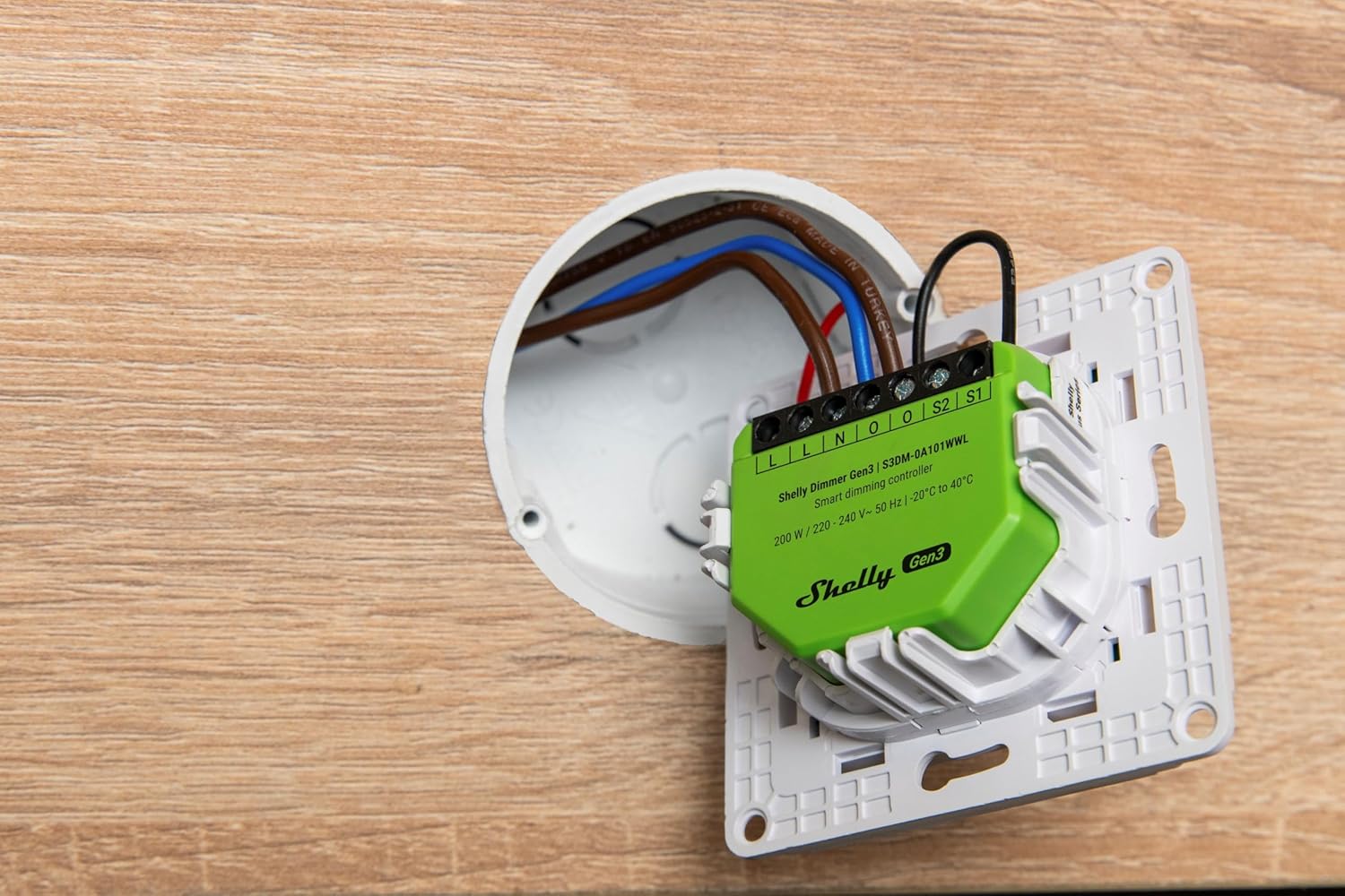 O Shelly Dimmer Gen3 é um módulo inteligente desenvolvido para ajustar com precisão a intensidade da iluminação, mesmo em instalações que não possuem fio neutro.