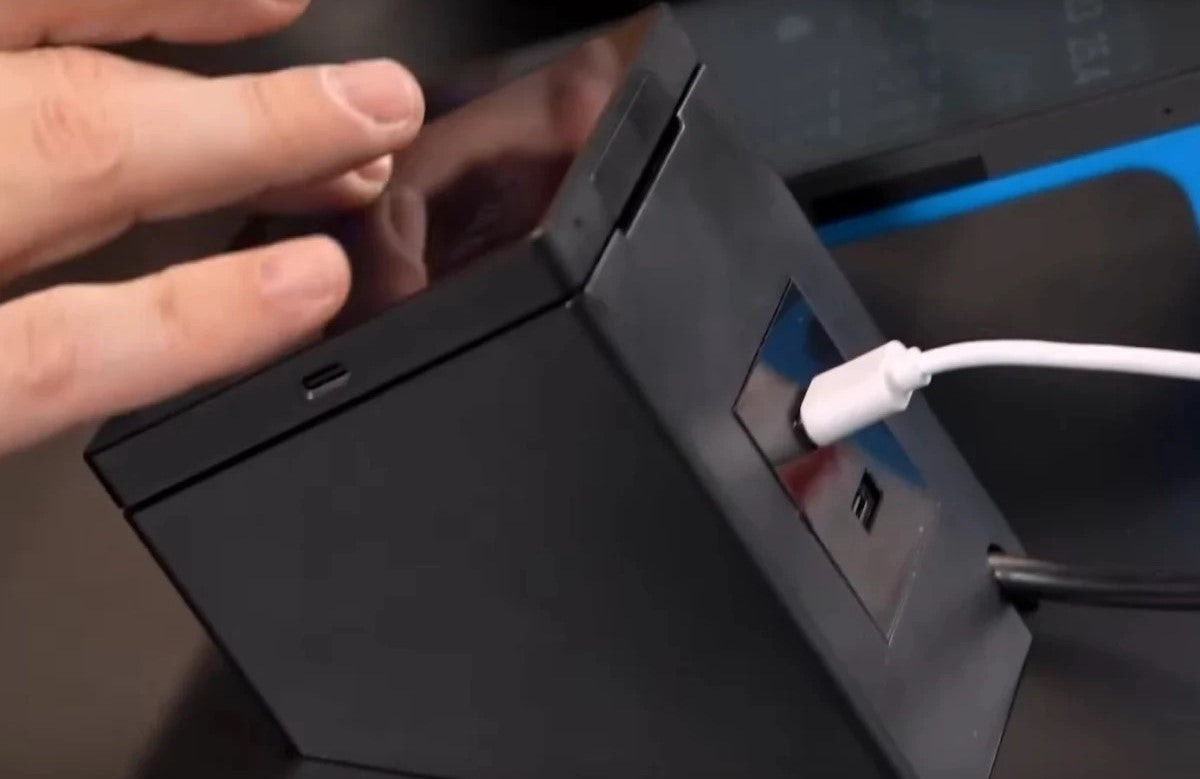 O Shelly USB Charger for Wall Display Stand é um módulo de alimentação compacto e eficiente, desenvolvido para fornecer carregamento direto e fiável a partir do suporte dos Shelly Wall Displays. Concebido para uma integração discreta, instala-se na parte traseira do suporte, mantendo a instalação limpa e organizada.