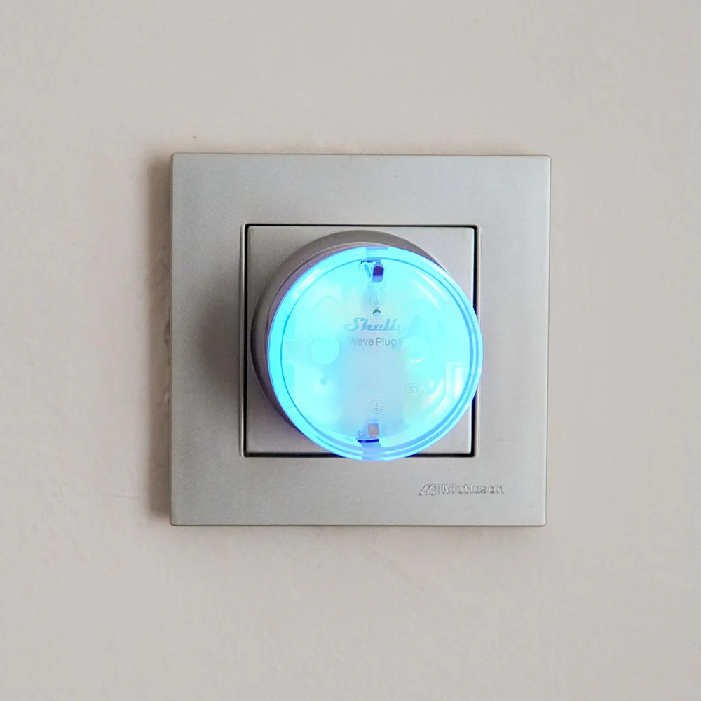 A Shelly Wave Plug S LR é uma tomada inteligente compacta, equipada com Z-Wave S800 e suporte para Mesh e Long Range, ideal para controlar dispositivos remotamente e monitorizar o consumo de energia em tempo real (W e kWh). Permite integrar-se em redes domóticas residenciais, comerciais ou institucionais, oferecendo máxima fiabilidade, proteção avançada e instalação simples plug &amp; play.