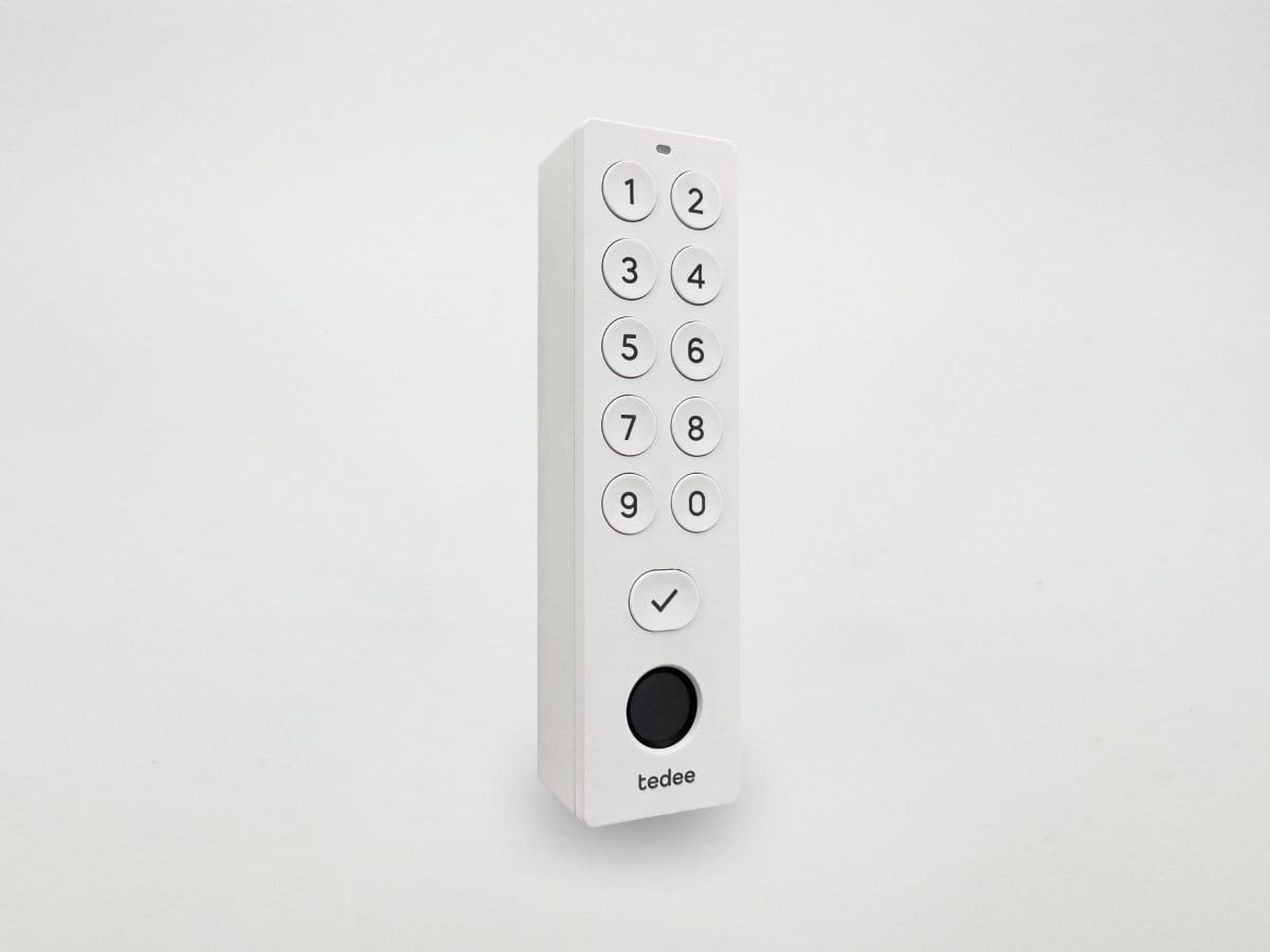 Este teclado biométrico inteligente permite que utilizadores autorizados desbloqueiem as fechaduras inteligentes Tedee PRO, Tedee GO2 ou Tedee GO emparelhadas, através de impressão digital ou PIN, eliminando a necessidade de chaves, telemóveis ou aplicações.