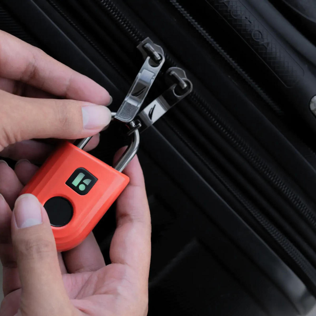 Cadeado inteligente com impressão digital compacto e ideal para tuas malas de viagens.