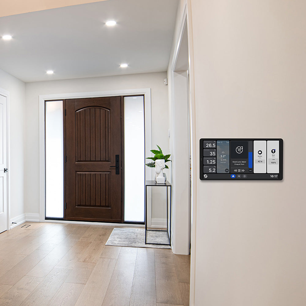 Painel touch de parede de 6,95″ que centraliza o controlo de luzes e aparelhos, com menu personalizável e monitorização de consumo via WiFi e Bluetooth.