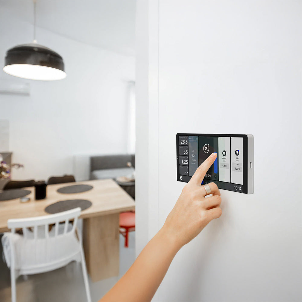 Painel touch de parede de 6,95″ que centraliza o controlo de luzes e aparelhos, com menu personalizável e monitorização de consumo via WiFi e Bluetooth.