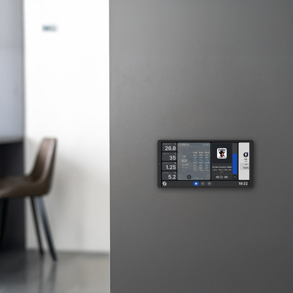 Painel touch de parede de 6,95″ que centraliza o controlo de luzes e aparelhos, com menu personalizável e monitorização de consumo via WiFi e Bluetooth.