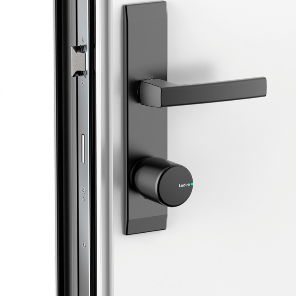Transforma a tua porta numa entrada inteligente com a fechadura tedee PRO, uma solução moderna, segura e discreta que facilita o teu dia a dia.