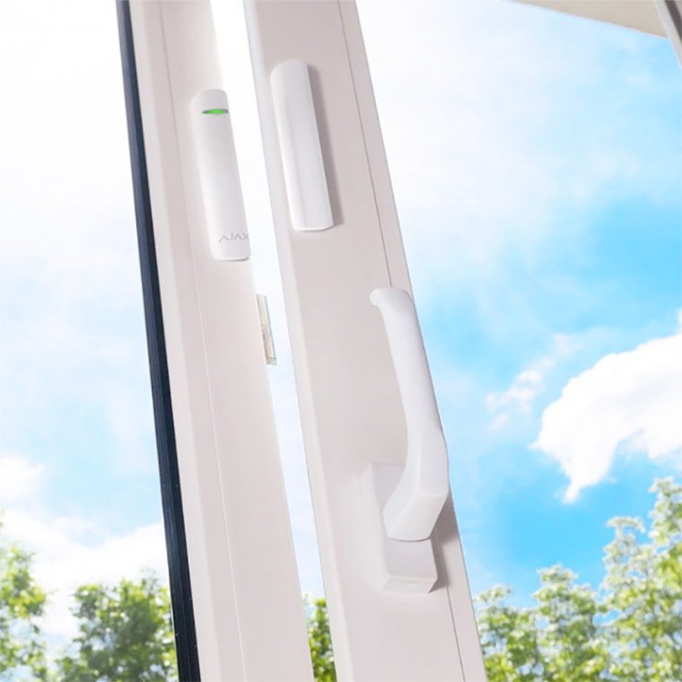 Conheça o Sensor de Abertura/Fecho da Ajax, uma solução de segurança (SADIR) da marca Ajax, projetada para portas e janelas, com capacidade de detetar vibrações.