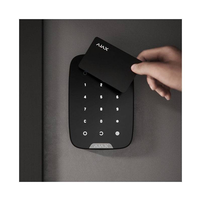 O Cartão de Proximidade ID RFID SADIR MIFARE DESFire 13.56MHz, compatível com o Ajax KeyPad Plus - preto (Ajax PASS B), oferece segurança e controle de acesso